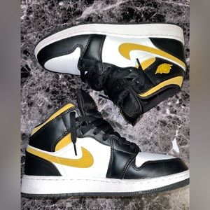 Nike Air Jordan 1 Mid ‘Black University Gold’ Size 6y